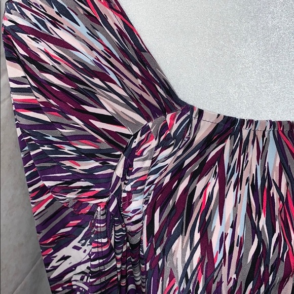 Splashes of Color Adorn this Comfy Dress - Picture 4 of 11